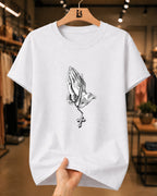 Camiseta Católica Mãos Em Oração Com Terço