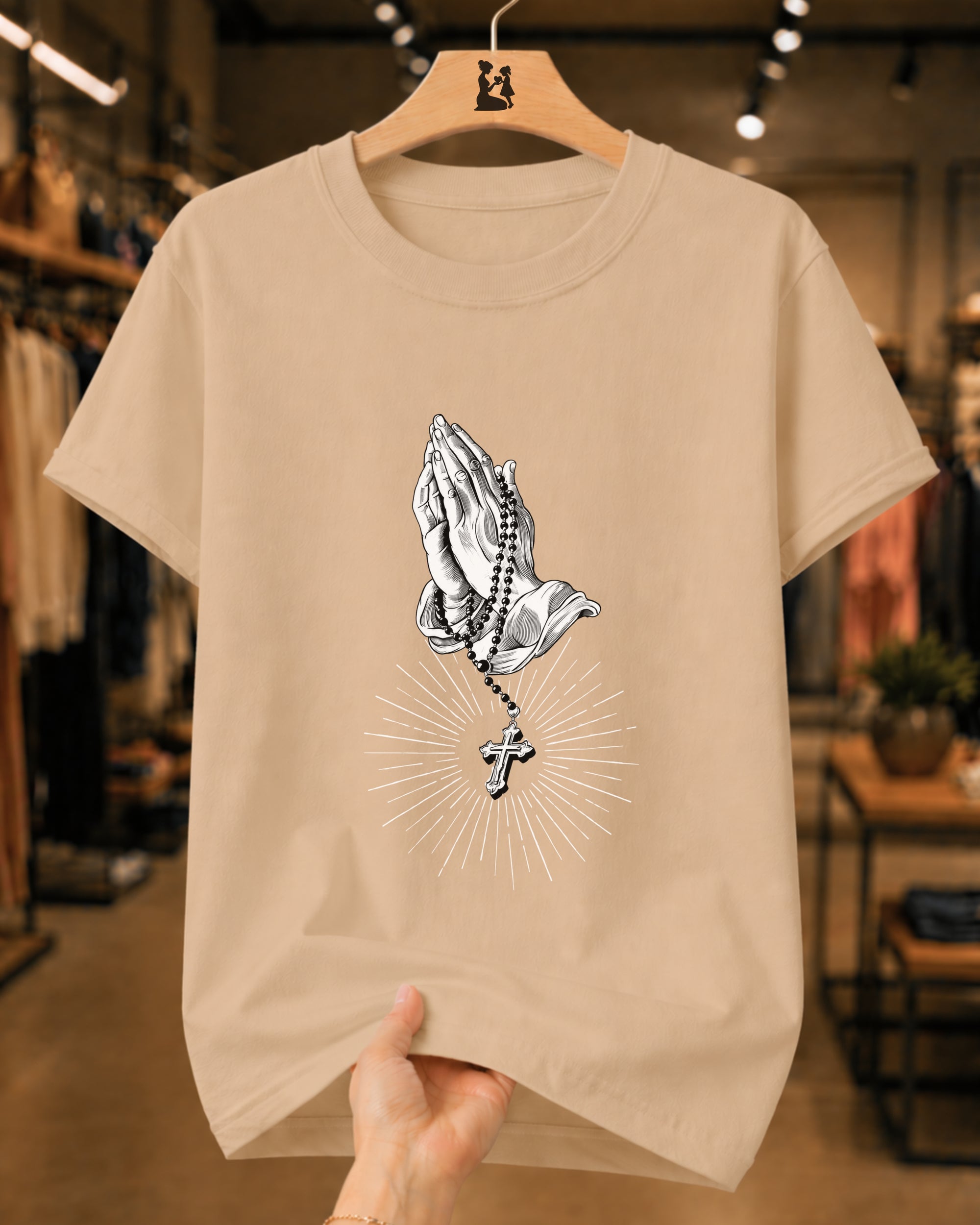 Camiseta Católica Mãos Em Oração Com Terço