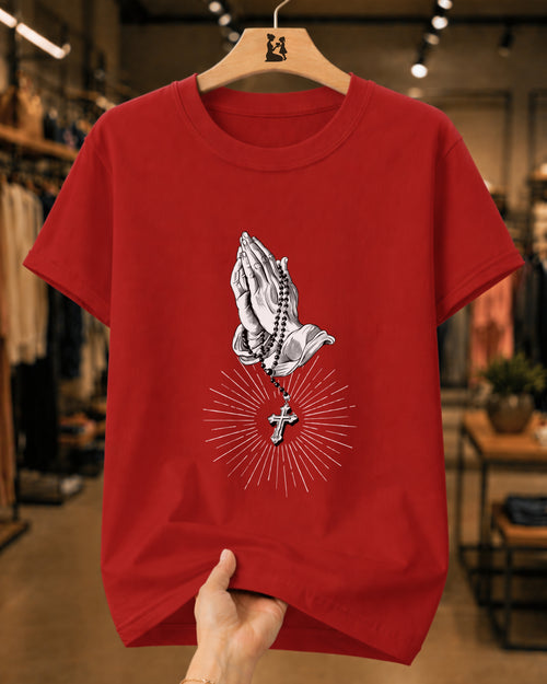 Camiseta Católica Mãos Em Oração Com Terço
