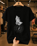 Camiseta Católica Mãos Em Oração Com Terço