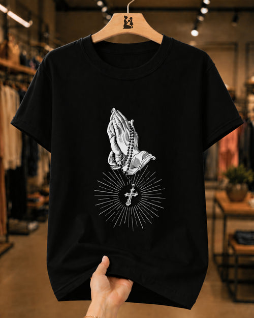 Camiseta Católica Mãos Em Oração Com Terço
