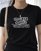 Camiseta 100% Algodão Feminina "Em Casa A Gente Conversa Mãe" Dia Das Mães